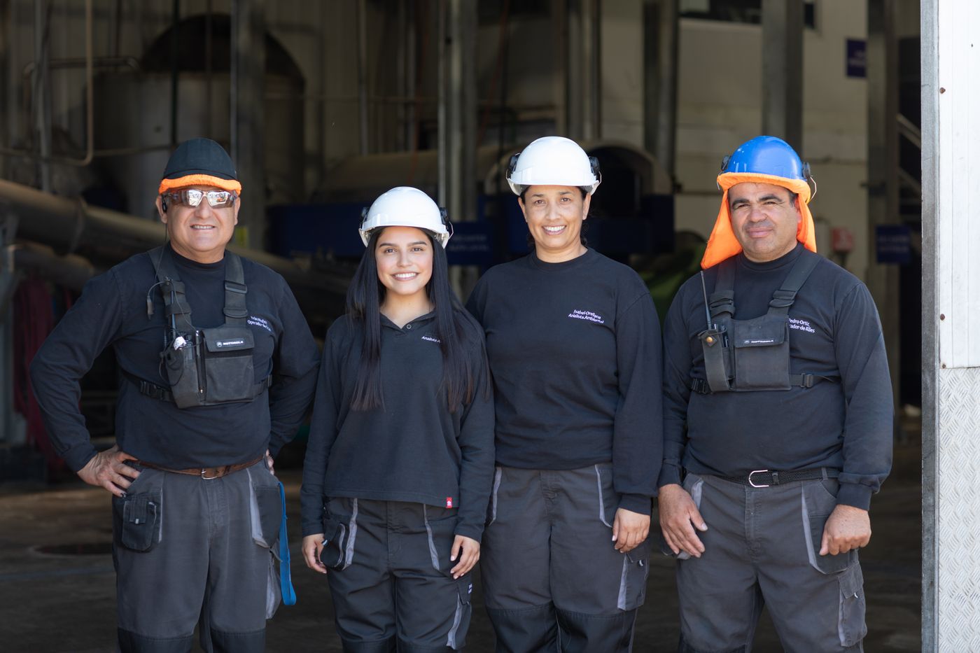Equipo de planta de Agrosuper con cascos y uniforme